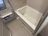 リビオメゾン浅草橋 白いバスタブと落ち着いた色合いのタイルで統一された浴室空間