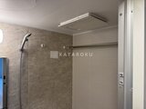 リビオメゾン浅草橋 シャワーヘッドと浴室乾燥機を備えた、開放的な浴室空間