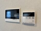 リビオメゾン浅草橋 壁に設置されたインターフォンと給湯器パネルの様子