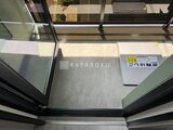 リビオメゾン浅草橋 大きな窓から日光が差し込む明るいリビングスペース