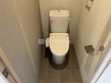 リビオメゾン浅草橋 温かみのあるトイレ空間、一体型便座と手洗い機能付き