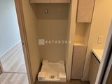リビオメゾン浅草橋 洗濯パンと収納棚を備えた洗濯機置き場