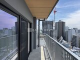 リビオメゾン浅草橋 都市景観を見渡せる開放的なバルコニーの様子