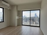リビオメゾン浅草橋 都市風景を見渡せる大きな窓と明るい床材のリビングスペース