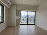 リビオメゾン浅草橋 都市景観が見えるバルコニー付きの明るいリビングルーム