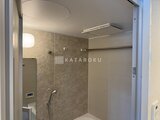 リビオメゾン浅草橋 ガラス仕切りのシャワーブースと落ち着いた色合いの浴室