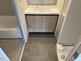 リビオメゾン浅草橋 洗面台とトイレが配置された広めの洗面脱衣室
