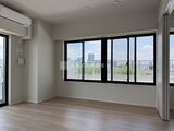 リビオメゾン浅草橋 大きな窓から都市景観が見える明るいリビングダイニング