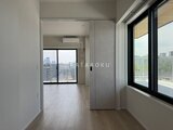 リビオメゾン浅草橋 明るい採光が入る廊下と奥のリビングダイニング眺望