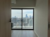 リビオメゾン浅草橋 高層階からの都市風景を望むバルコニー付きの明るい洋室