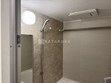 リビオメゾン浅草橋 落ち着いた色合いのタイル張りバスルーム、シャワーブースと浴槽