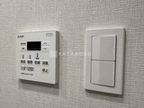 リビオメゾン浅草橋 浴室暖房乾燥機パネルと照明スイッチが並ぶ壁面