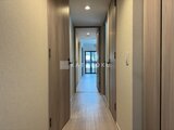 リビオメゾン浅草橋 明るい照明が特徴の廊下から玄関と居室への出入口の様子