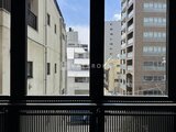リビオメゾン浅草橋 窓から眺める周辺の住宅街と青空の風景