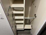 リビオメゾン浅草橋 可動式の棚板で収納スペースを調整できる壁面キャビネット