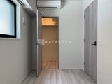 リビオメゾン浅草橋 明るい照明と木目調フローリングの開放的な洋室
