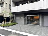 CREATIF本所吾妻橋 モダンな外壁と大きな開口部が特徴的なエントランス周辺の様子