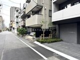 CREATIF本所吾妻橋 前面道路から見た建物エントランスと駐車場の様子