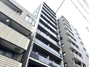 CREATIF本所吾妻橋 下から見上げた建物外観、モダンなデザインの中層マンション