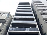 CREATIF本所吾妻橋 モダンなバルコニーが連なるマンション建物の外観