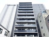 CREATIF本所吾妻橋 白と濃紺のモダンな配色による建物の正面外観