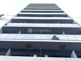 CREATIF本所吾妻橋 下から見上げた建物の整然とした外観とバルコニー