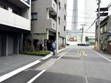 CREATIF本所吾妻橋 建物エントランス前の植栽があるアプローチと前面道路の様子