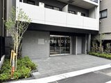 CREATIF本所吾妻橋 落ち着いた印象の建物エントランスと植栽を配した開放的なアプロ