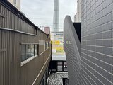 CREATIF本所吾妻橋 建物間の通路から前面道路を見た開放的な共用スペース