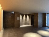 CREATIF本所吾妻橋 開放的な共用ロビーに差し込む自然光と落ち着いた色調の空間