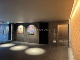 CREATIF本所吾妻橋 モダンな雰囲気のエレベーターホール、美術作品が飾られた共用廊