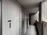 CREATIF本所吾妻橋 白いタイル張りで統一された明るい共用廊下の様子