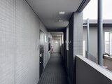 CREATIF本所吾妻橋 白と黒のタイル貼りでまとめた、落ち着いた印象の共用廊下