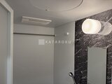 CREATIF本所吾妻橋 モダンな黒大理石タイルを活かした洗面室の様子