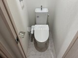 CREATIF本所吾妻橋 落ち着いた色合いの床材が敷かれたトイレ空間
