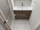 CREATIF本所吾妻橋 大理石調タイルの洗面室、ダークブラウンの収納付き洗面台