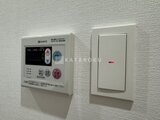 CREATIF本所吾妻橋 給湯器操作パネルと照明スイッチが並ぶ壁面
