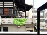 CREATIF本所吾妻橋 窓から見た周辺の住宅街と緑色の布が干された様子