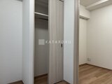 CREATIF本所吾妻橋 クローゼットとバルコニーへの動線が確保された洋室