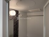 CREATIF本所吾妻橋 モダンな照明が備わった、ゆとりのあるバスルーム