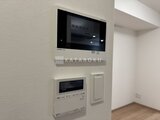 CREATIF本所吾妻橋 壁面に設置された液晶モニターと操作パネルのある設備充実の室内