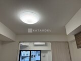 CREATIF本所吾妻橋 天井照明で明るく照らされたリビング空間