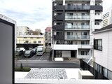 CREATIF本所吾妻橋 バルコニーから見た駅近の落ち着いた街並みと駐車場の様子