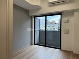 CREATIF本所吾妻橋 明るい採光の洋室と大きな窓から街並みを望むバルコニー