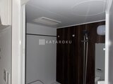 CREATIF本所吾妻橋 浴室内部、濃いブラウン調パネルと白い壁が対照的な落ち着いた空