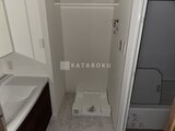 CREATIF本所吾妻橋 洗面台と洗濯機置き場を備えた清潔な洗面脱衣室