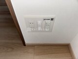 CREATIF本所吾妻橋 照明スイッチと電気配線が整備された白い壁面