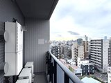 CREATIF本所吾妻橋 都市風景を望むバルコニーと給湯器の設置部分