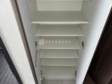 CREATIF本所吾妻橋 棚板が複数段ある白い壁面収納の内部