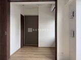 CREATIF本所吾妻橋 木目調の枠が引き立つ落ち着いた玄関ホール